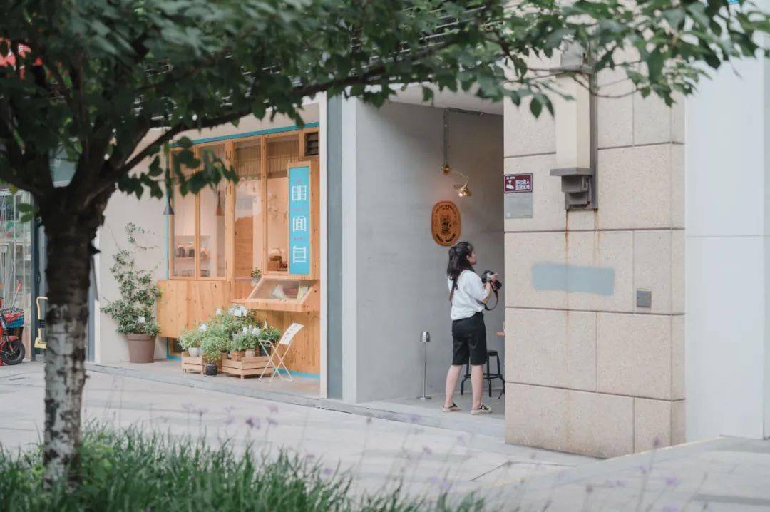 大学生比赛网与小巷奇遇，隐藏特色小店的故事