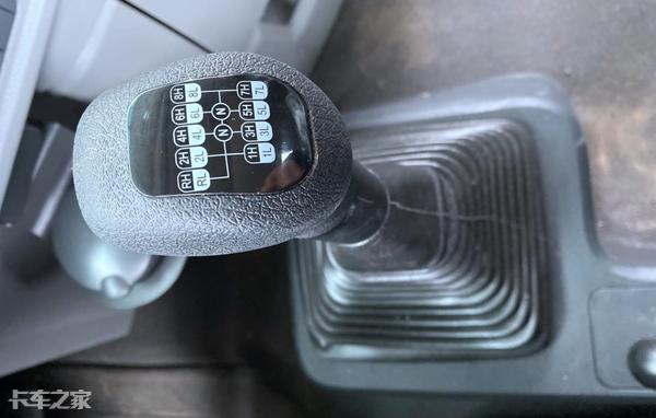 欧曼牵引车最新款震撼登场，性能与颜值的双重升级，引领行业新潮流！