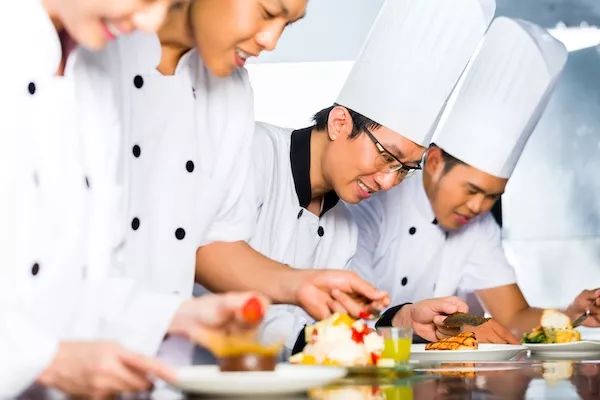 最新厨师招聘热潮，餐饮业人才涌动与价值重塑