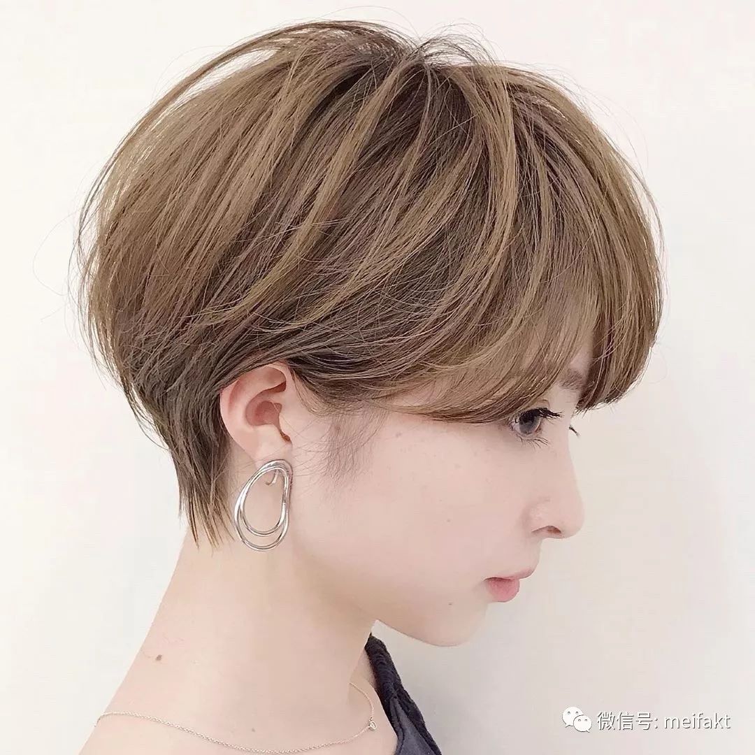 最新女短发流行趋势，发型变革展现时尚魅力